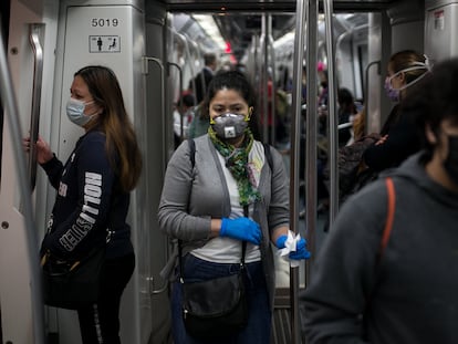 Usuarios del Metro de Barcelona en un vagón de la línea 5.