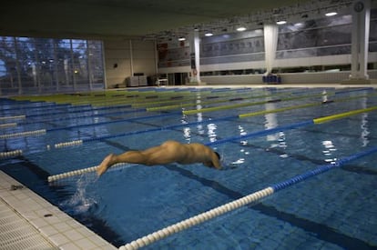 Un usuari de l'horari nudista de la piscina Picornell diumenge passat.