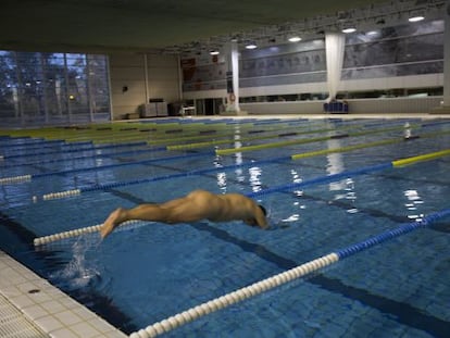 Un usuari de l'horari nudista de la piscina Picornell.