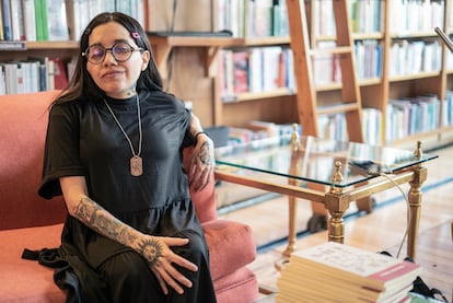 La escritora Dahlia de la Cerda, en la librería El Péndulo de Ciudad de México, el 25 de enero de 2023.