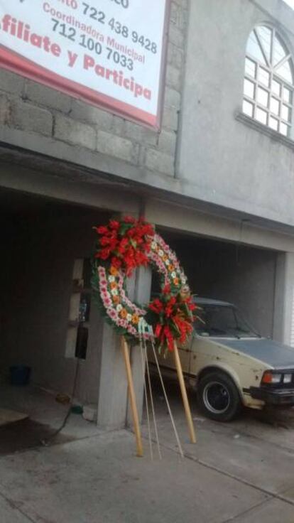 Corona de flores aparecida en la sede de Morena.