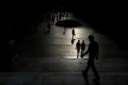 Siluetas en la plaza Síntagma, en Atenas (Grecia), 21 de mayo de 2013.