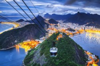 O Rio de Janeiro visto do teleférico do Pão de Açúcar, com a praia da Copacabana à esquerda e a baía da Guanabara à direita.