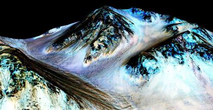 Imagen de la superficie de Marte proporcionada por la NASA. La foto fue tomada por una cámara especial instalada en un trasbordador y en ella se puede observar una ladera erosionada por la corriente de agua líquida salada que, según los científicos, fluye por ellas.