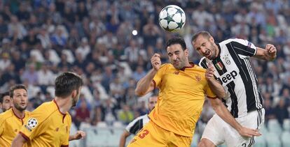 El jugador del Sevilla Adil Rami (i) disputa el balón con Giorgio Chiellini (d) del Juventus.
