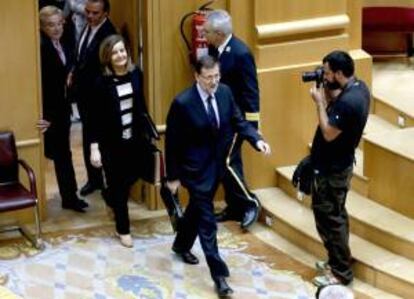 El presidente del Gobierno, Mariano Rajoy, y la ministra de Empleo, Ftima B?ez, a su llegada al pleno celebrado hoy en el Senado, en Madrid.