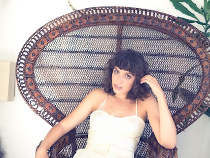 Silma López, fotografiada para ICON en una imagen que parece sacada del ‘casting’ para ‘Emmanuelle milenial’.