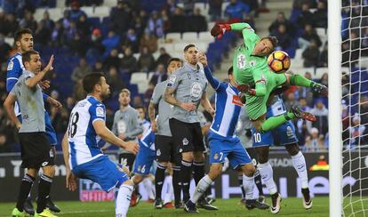 Tyton intenta rechazar un remate ante Javi Fuego.