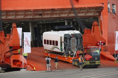 El primer AVE fabricado para Arabia Saud&iacute;, embarcado para su traslado en el puerto de Barcelona hace unos d&iacute;as