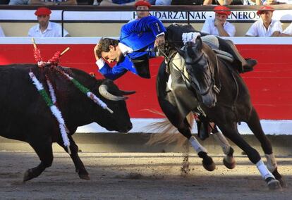 El rejoneador Andy Cartagena durante la faena a su primer toro en la primera corrida de abono de la Semana Grande de Bilbao.