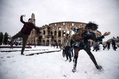 Varias personas se lanzan bolas de nieve frente al Coliseo en Roma, el 26 de febrero.