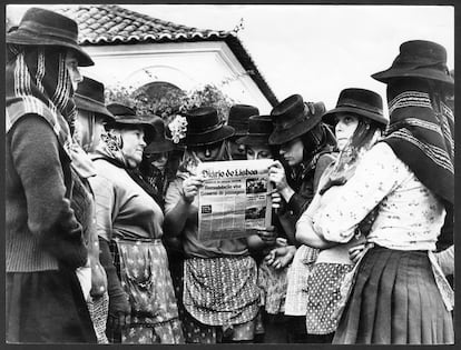 Un grupo de jornaleras alentejanas lee un ejemplar del 'Diario de Lisboa' de enero de 1979, después de que una nueva legislación desmontase la reforma agraria aprobada durante la revolución.