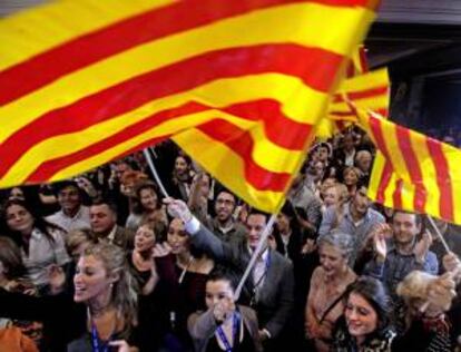 Simpatizantes de Convergència i Unió (CiU) enarbolan banderas catalanas. EFE/Archivo