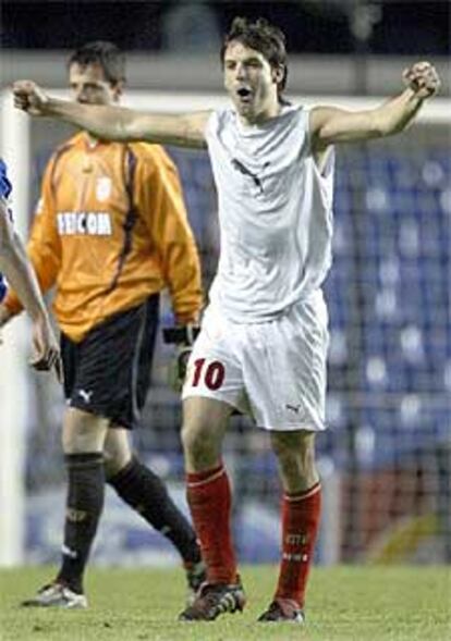 Morientes celebra la victoria del Mónaco sobre el Chelsea, el miércoles, en Londres.