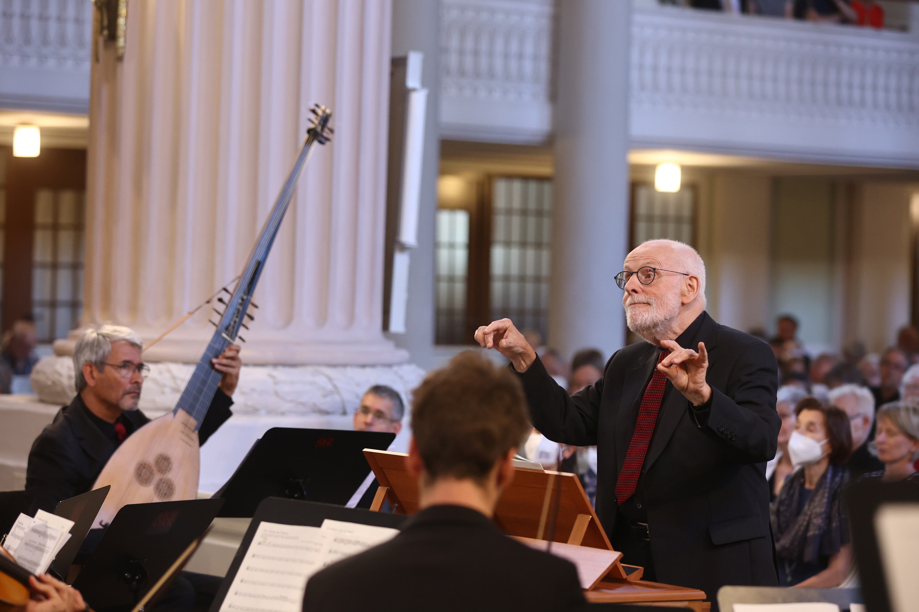 Ton Koopman al frente del Coro y la Orquesta Barroca de Ámsterdam en la Nikolaikirche de Leipzig.