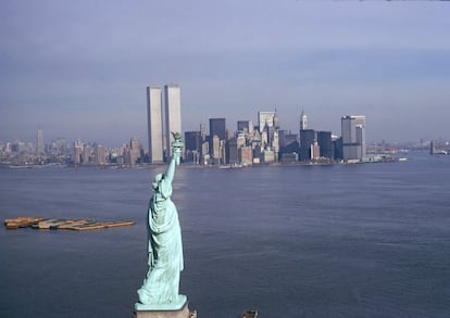 Torres Gemelas. Los dos rascacielos del arquitecto japonés Minoru Yamasaki abrieron al público en abril de 1973. Superaban los 410 metros de altura. En un día normal el complejo de World Trade Center era ocupado por 50.000 empleados, a los que se sumaban 200.000 visitantes. Sufrió un primer atentado el 26 de febrero de 1993. En la imagen, vista de la ciudad de Nueva York, la estatua de la Libertad, Manhattan y las Torres Gemelas, en 1976.