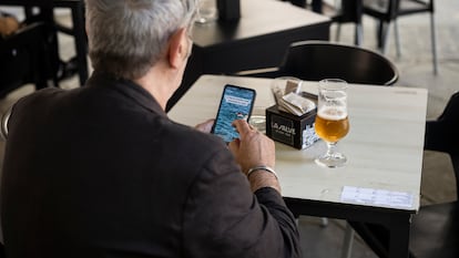 Terraza de la cafetería Café Perfetto, en Barcelona, donde el precio de las consumiciones se incrementa en función del tiempo en que el cliente utiliza la mesa.