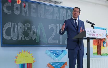 El presidente de la Junta de Andalucía, Juan Manuel Moreno, durante la inauguración del curso escolar en el colegio Juan Ramón Jiménez de Sevilla.