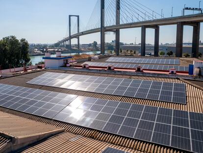 Paneles instalados por Eidf Solar en una empresa de Sevilla, en una foto cedida por la compañía.