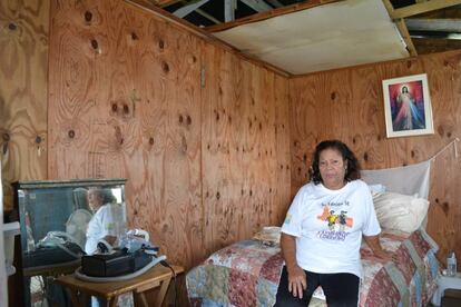 Gladys Peña, junto a su máquina para la apnea, al interior de su casa sin techo.