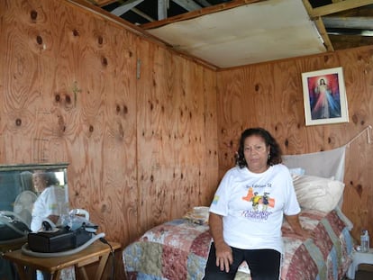 Gladys Peña, junto a su máquina para la apnea, al interior de su casa sin techo.