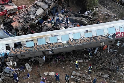 Según los informes preliminares, el tren de pasajeros se desvió a un carril equivocado, por donde circulaba el tren comercial. En la imagen, uno de los vagones del tren de pasajeros accidentado cerca de la localidad de Larisa, a unos 350 kilómetros al norte de Atenas. 