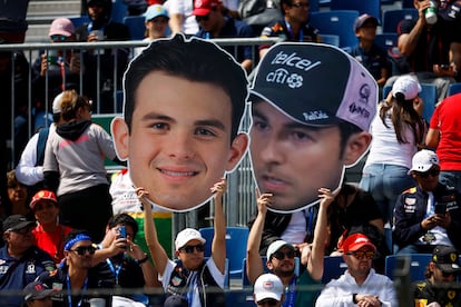 Aficionados mexicanos en las gradas del Autódromo Hermanos Rodríguez con los rostros de Patricio O'Ward y Checo Pérez.