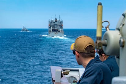 Buques de guerra de EE UU escoltan al 'Mecer Street', el petrolero operado por una compañía israelí atacado el jueves en aguas de Omán, el viernes. RAWAD MADANAT / US NAVY / AFP