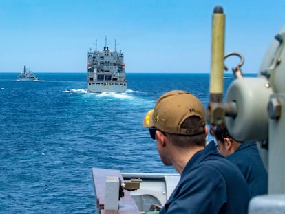 Buques de guerra de EE UU escoltan al 'Mecer Street', el petrolero operado por una compañía israelí atacado el jueves en aguas de Omán, el viernes. RAWAD MADANAT / US NAVY / AFP