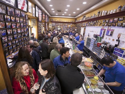 Ambiente a la hora del aperitivo en El Doble, en la calle de Ponzano. 