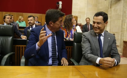El exvicepresidente de la Junta, Juan Marín (izquierda), y el presidente andaluz, Juan Manuel Moreno (derecha), durante la primera jornada del debate de investidura, el pasado 20 de julio en Sevilla.