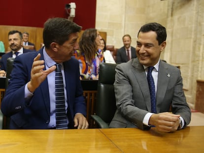 El exvicepresidente de la Junta, Juan Marín (izquierda), y el presidente andaluz, Juan Manuel Moreno (derecha), durante la primera jornada del debate de investidura, el pasado 20 de julio en Sevilla.