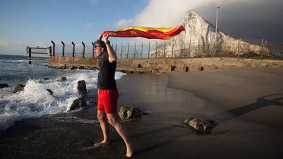 Javier Ortega Smith, secretario general de Vox, con una bandera de España frente al Peñón de Gibraltar.