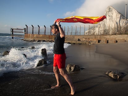 Javier Ortega Smith, secretario general de Vox, con una bandera de España frente al Peñón de Gibraltar.