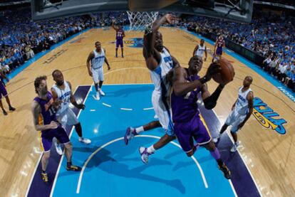 Odom intenta encestar pese a Okafor en el sexto y definitivo partido Hornets-Lakers.