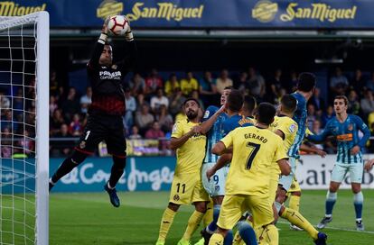 Sergio Asenjo, portero del Villarreal, durante una jugada del partido