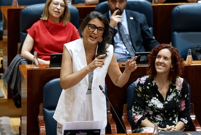 La portavoz de Más Madrid en la Asamblea de Madrid, Manuela Bergerot, interviene durante el pleno celebrado el jueves 12 de junio en la Asamblea de Madrid.