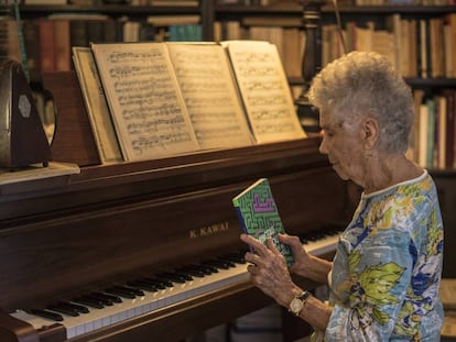 La escritora y pianista Tita Valencia con su libro recién reeditado, en su casa de México. 