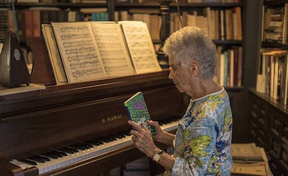 La escritora y pianista Tita Valencia con su libro recién reeditado, en su casa de México.
