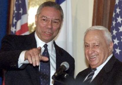 El secretario de EStado, Colin Powel, y el presidente electo israelí, ayer en Jerusalén.