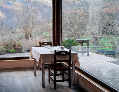 Salón del restaurante Texu con vistas a Soto de Agues (Asturias).