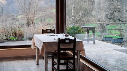 Salón del restaurante Texu con vistas a Soto de Agues (Asturias).