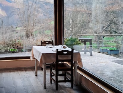 Salón del restaurante Texu con vistas a Soto de Agues (Asturias).