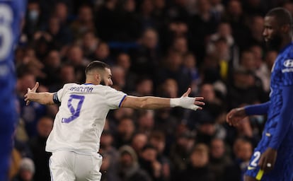 Karim Benzema, tras golear al Chelsea durante los cuartos de final de la Champions. (Photo by Adrian DENNIS / AFP)