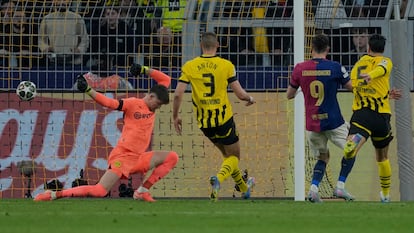 Bensebaini anota en propia durante el partido de este martes ante el Barcelona.