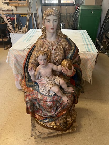 La virgen con el niño del retablo mayor de la iglesia de Marmellar que se menciona en el minuto 2:45 del 'podcast.'