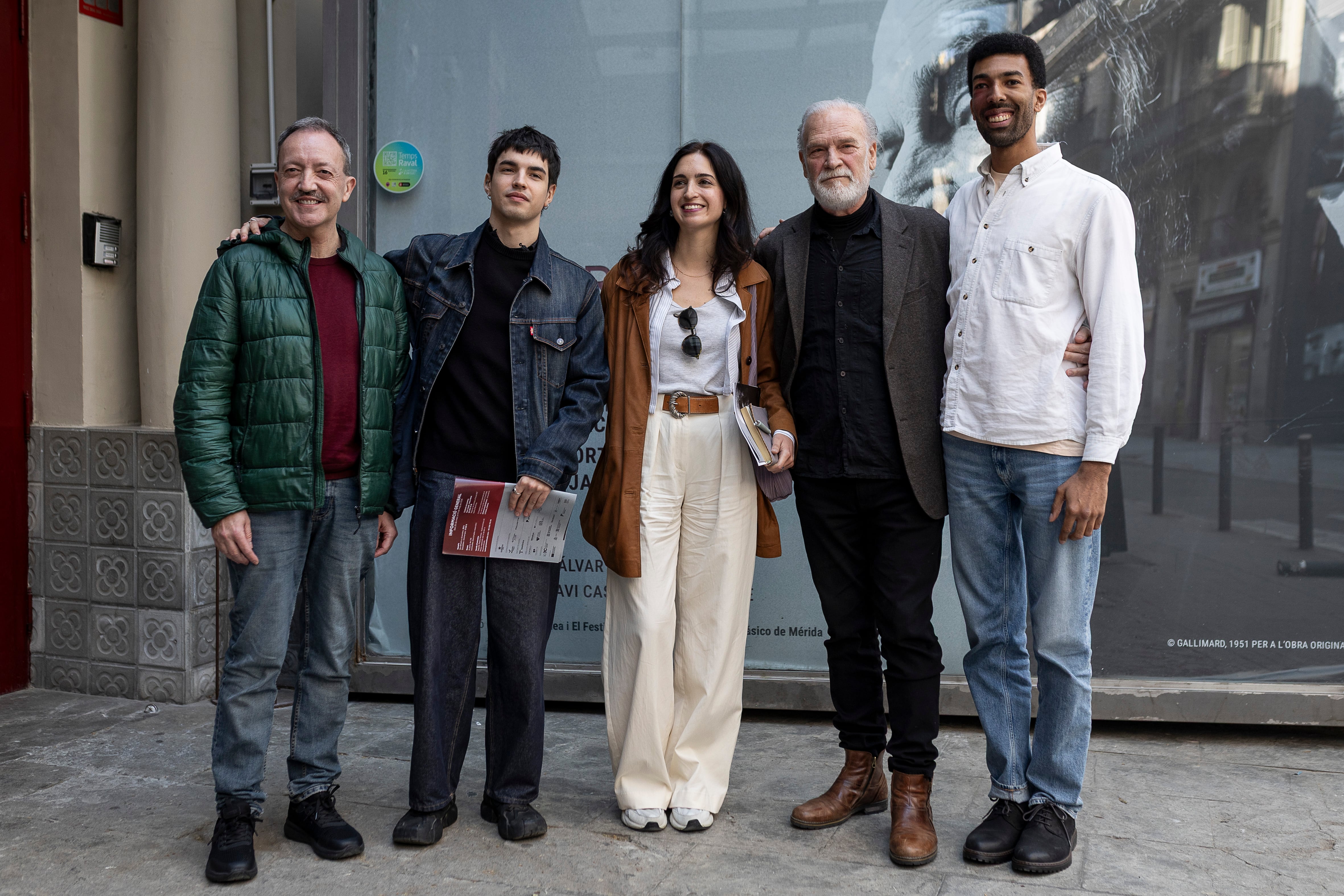 De izquierda a derecha, Xavi Casan, Álvar Nahuel, Beatriz Jaén, Lluís Homar y Ricard Boyle posan en las puertas del teatro Romea durante la presentación de la obra 'Memorias de Adriano'. 


