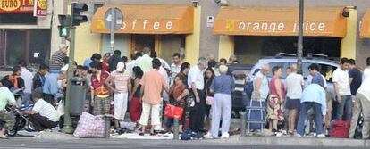 Mercadillo ilegal en la calle de la Ribera de Curtidores, justo antes de que comience la feria oficial.