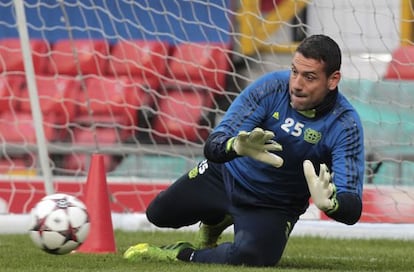 Palop, en un entrenamiento en Old Trafford.