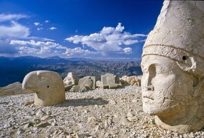 Cabezas gigantes del rey-dios, en Nemrut Dagi.